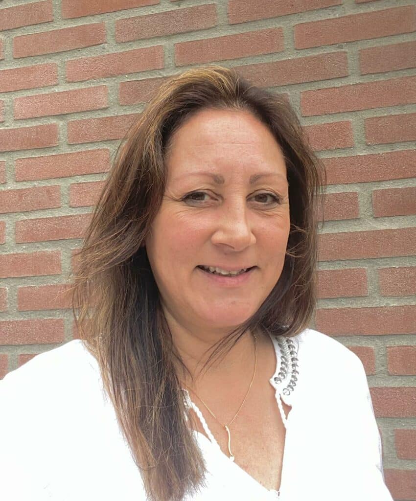 Deze afbeelding heeft een leeg alt-attribuut; de bestandsnaam is daphne-website-850x1024.jpeg